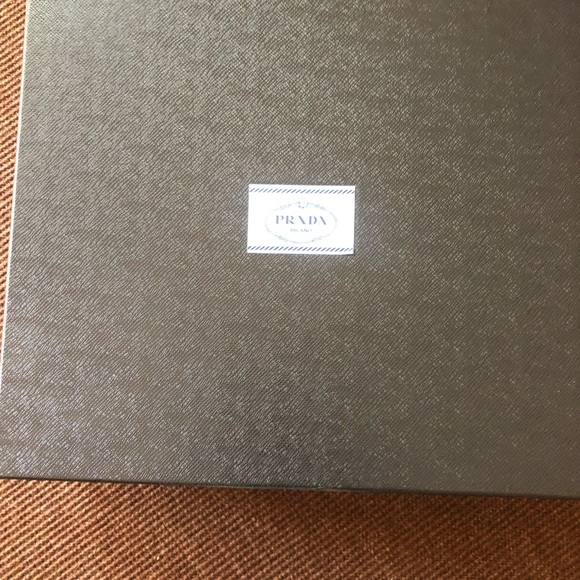 Blue Prada leather tote, has dust bag, authenticity cards and box - Picture 2 of 2